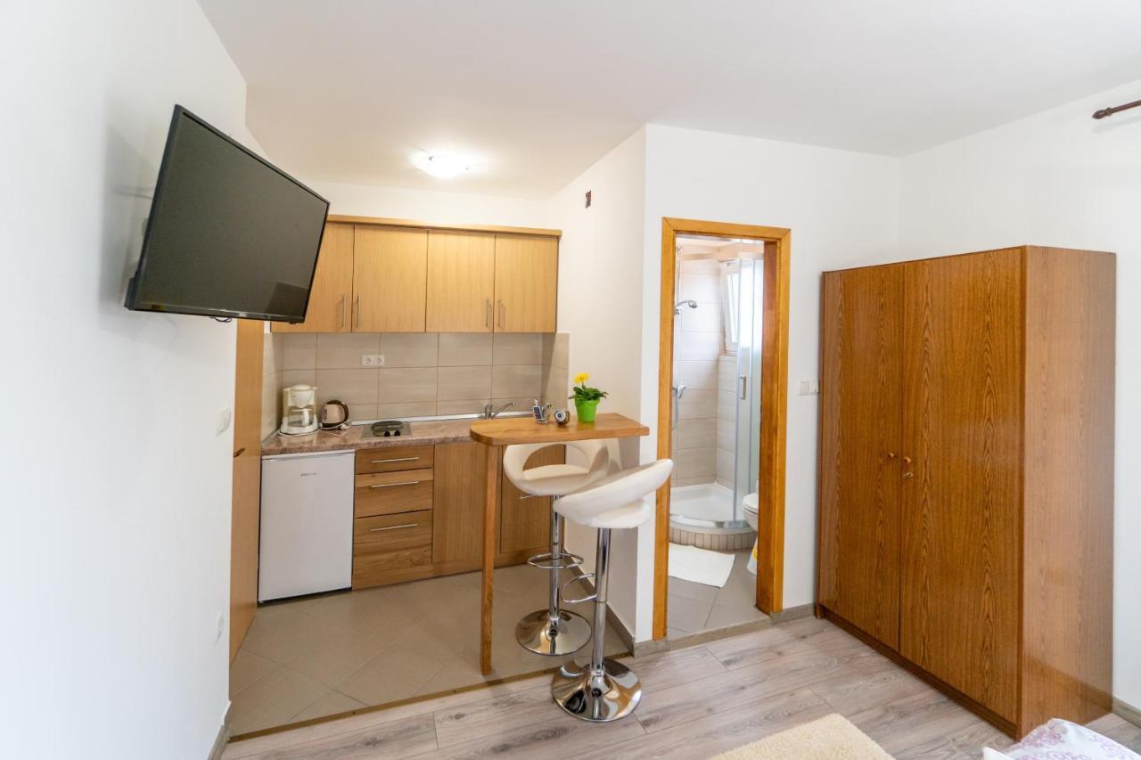 Apartments And Rooms By The Sea Palit, Rab - 5010 Exterior photo
