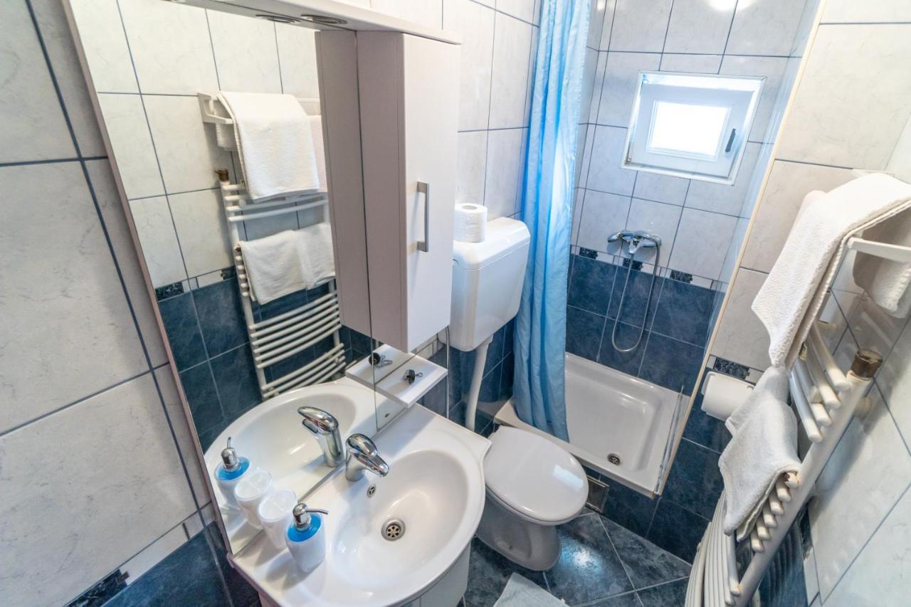 Apartments And Rooms By The Sea Palit, Rab - 5010 Exterior photo