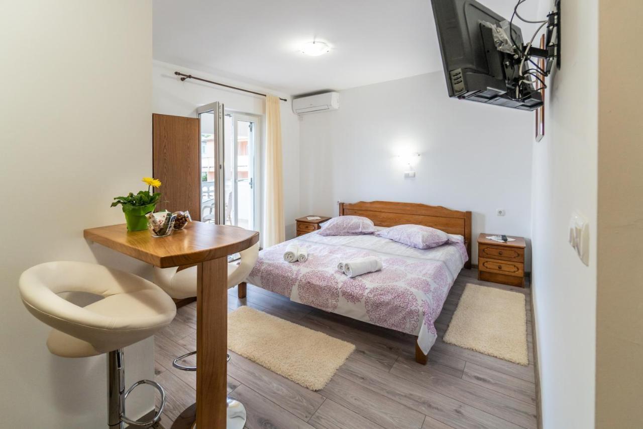 Apartments And Rooms By The Sea Palit, Rab - 5010 Exterior photo
